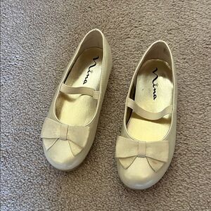 Nina Kids Cream Dress Shoes with Bow